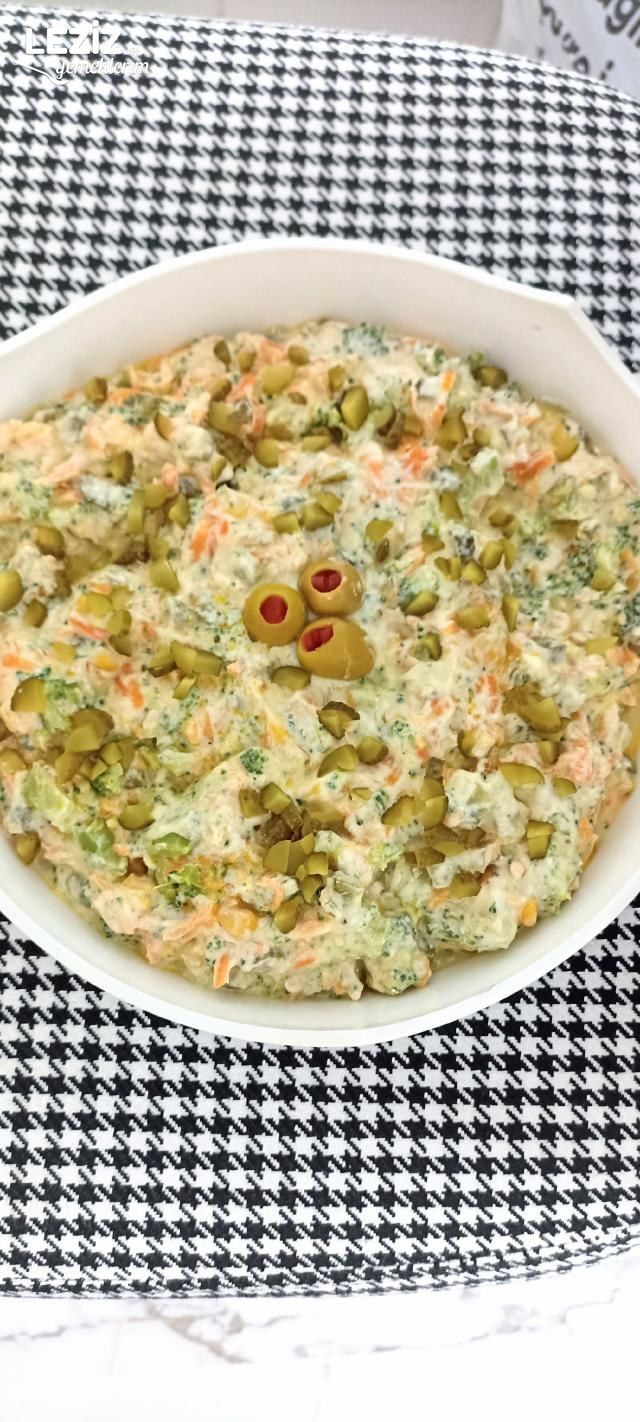 Kornişon Turşulu Brokoli Salatası