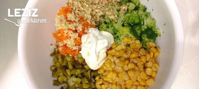 Kornişon Turşulu Brokoli Salatası