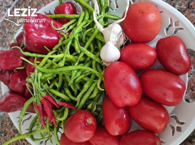 Acuka Lezzetinde Acılı Sos