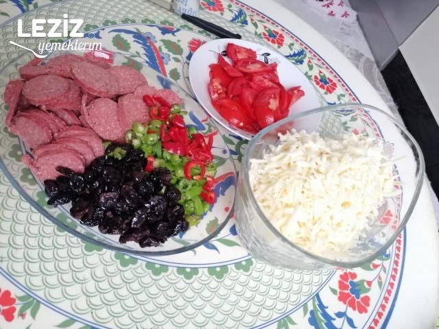 Ev Yapımı Pizza Tarifi (Püf Noktalarıyla)