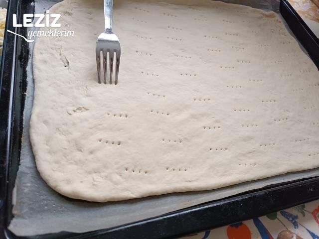 Ev Yapımı Pizza Tarifi (Püf Noktalarıyla)