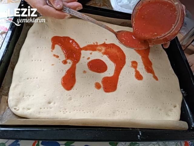 Ev Yapımı Pizza Tarifi (Püf Noktalarıyla)
