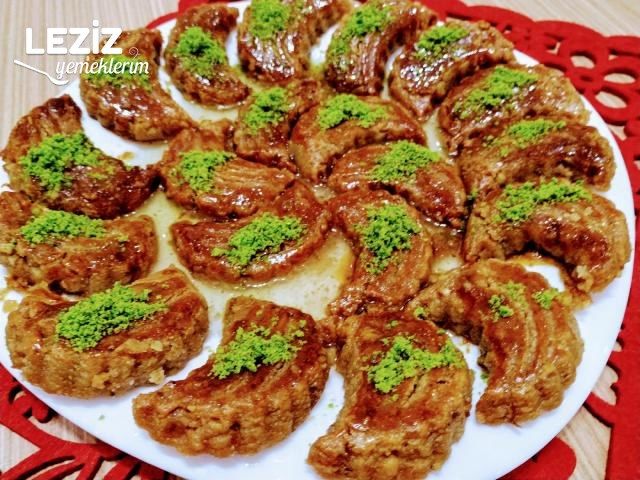 Çok Pratik Cevizli Ay Tatlısı Tarifi