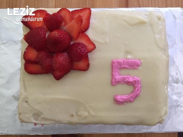 Çilekli Yaş Pasta (Doğum Günü İçin)