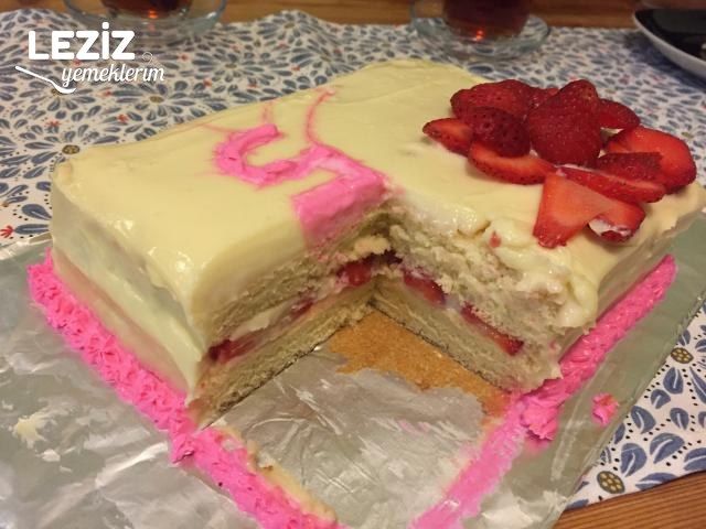 Çilekli Yaş Pasta (Doğum Günü İçin)