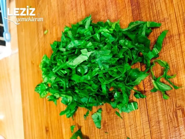 Yoğurtlu Ve Ispanaklı Soğuk Döğme Çorbası