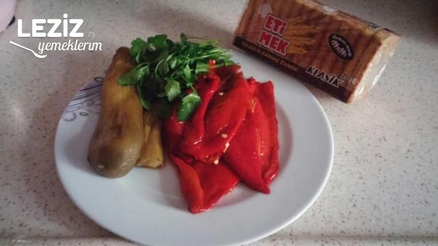 Köz Biberli Ve Patlıcanlı Şahane Etimek Salatası