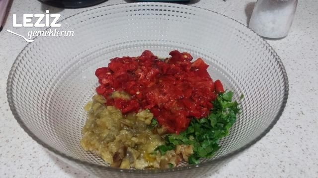 Köz Biberli Ve Patlıcanlı Şahane Etimek Salatası