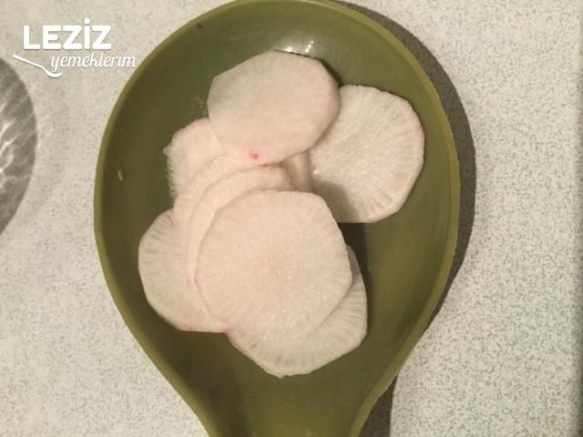 Narlı Ayvalı Roka Salatası