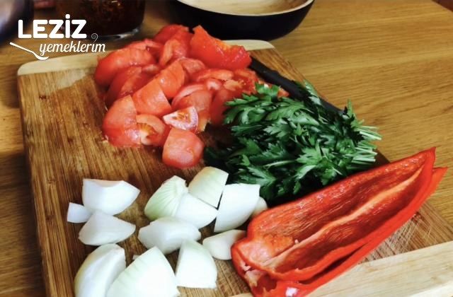 Acılı Ezme Salata Tarifi