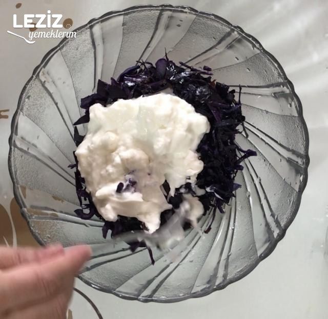 Köfteli Mor Lahana Salatası