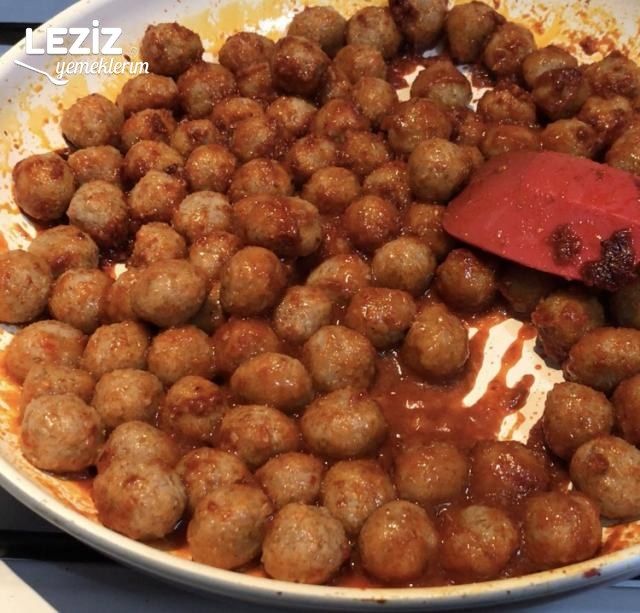 Köfteli Mor Lahana Salatası