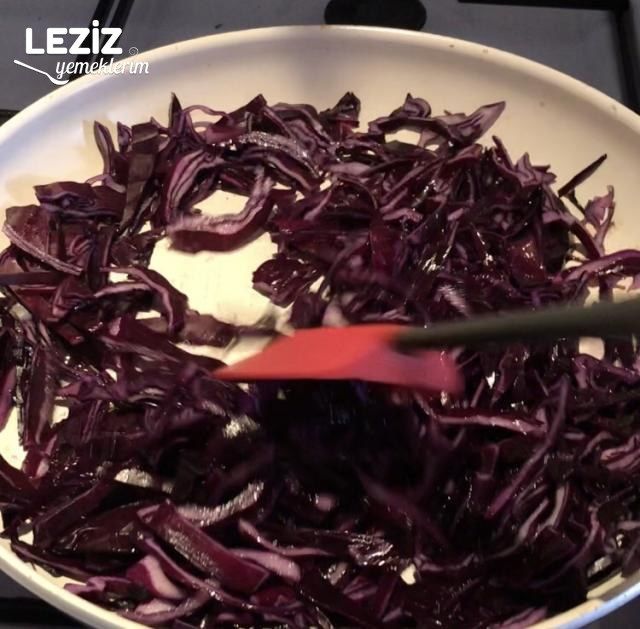 Köfteli Mor Lahana Salatası