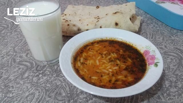 Domatesli Sarımsaklı Arpa Şehriye Çorbası