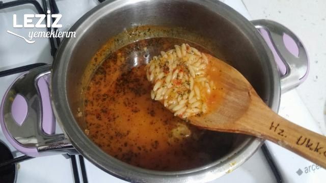 Domatesli Sarımsaklı Arpa Şehriye Çorbası