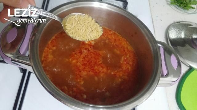 Domatesli Sarımsaklı Arpa Şehriye Çorbası