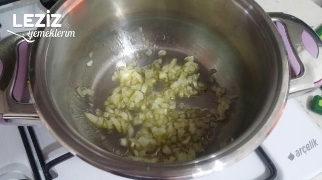 Domatesli Sarımsaklı Arpa Şehriye Çorbası