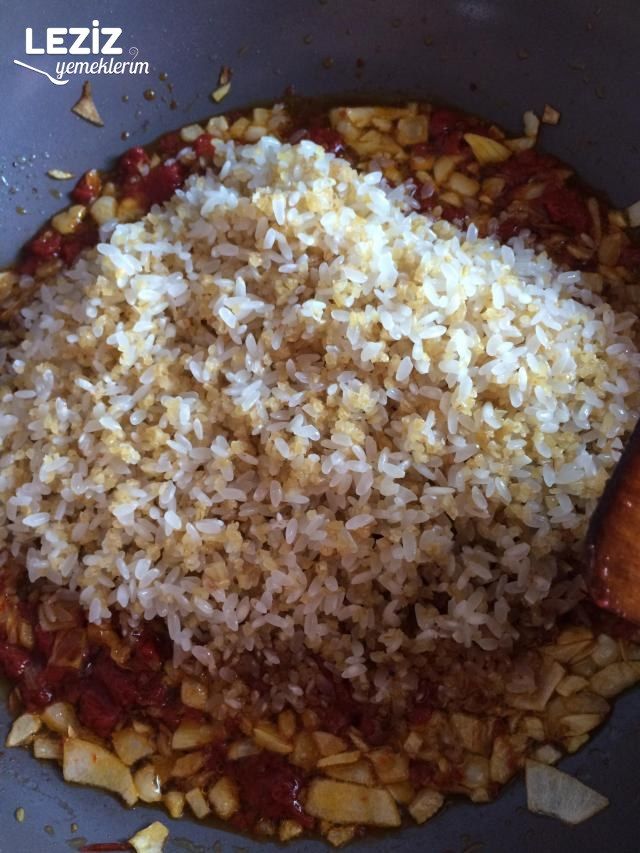 Domatesli Bulgurlu Biber Dolması