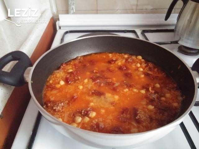 Kuru Domatesli Nohutlu Bulgur Pilavı