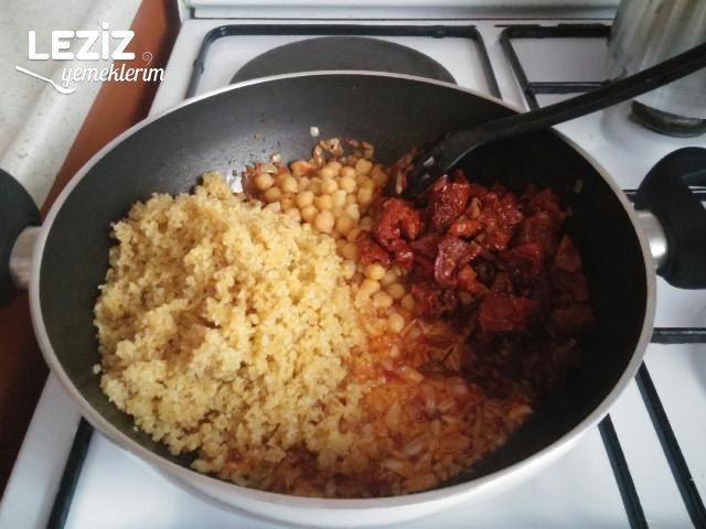 Kuru Domatesli Nohutlu Bulgur Pilavı