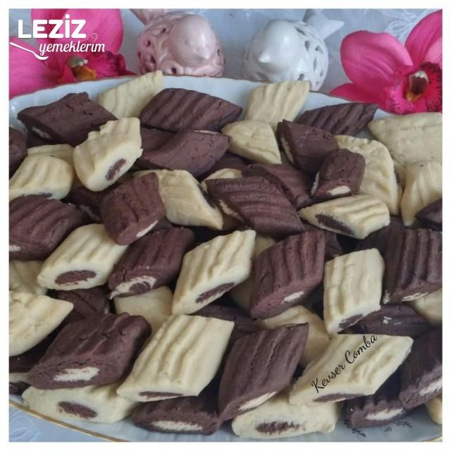 İki Lezzetli İki Renkli Un Kurabiyesi (Ağızda Dağılan)