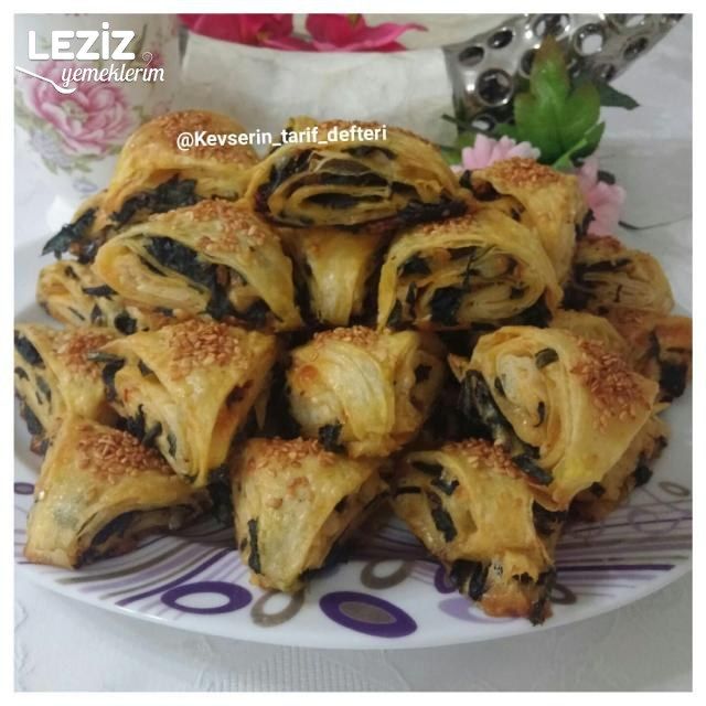 Çıtır Çıtır Ispanaklı Kaşarlı Üçgen Börek