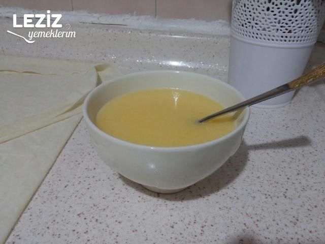 Çıtır Çıtır Ispanaklı Kaşarlı Üçgen Börek