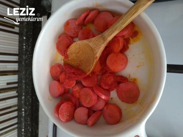 Kahvaltılık Salçalı Sosis Nasıl Pişirilir