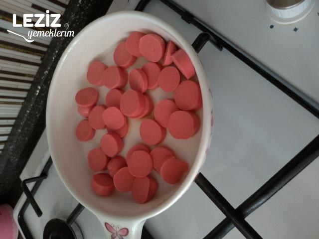 Kahvaltılık Salçalı Sosis Nasıl Pişirilir