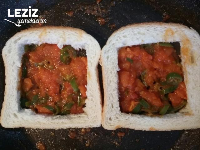 Tost Ekmeği Yatağında Sebzeli Omlet