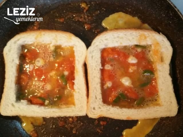 Tost Ekmeği Yatağında Sebzeli Omlet