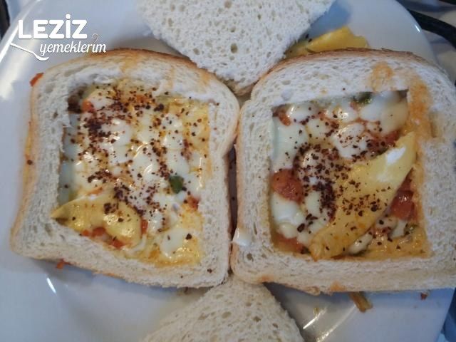Tost Ekmeği Yatağında Sebzeli Omlet
