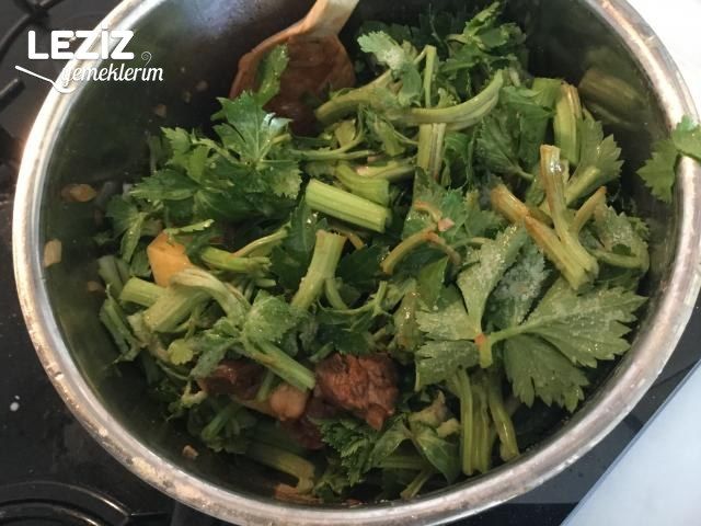 Etli Nohutlu Kereviz Sapı Yemeği