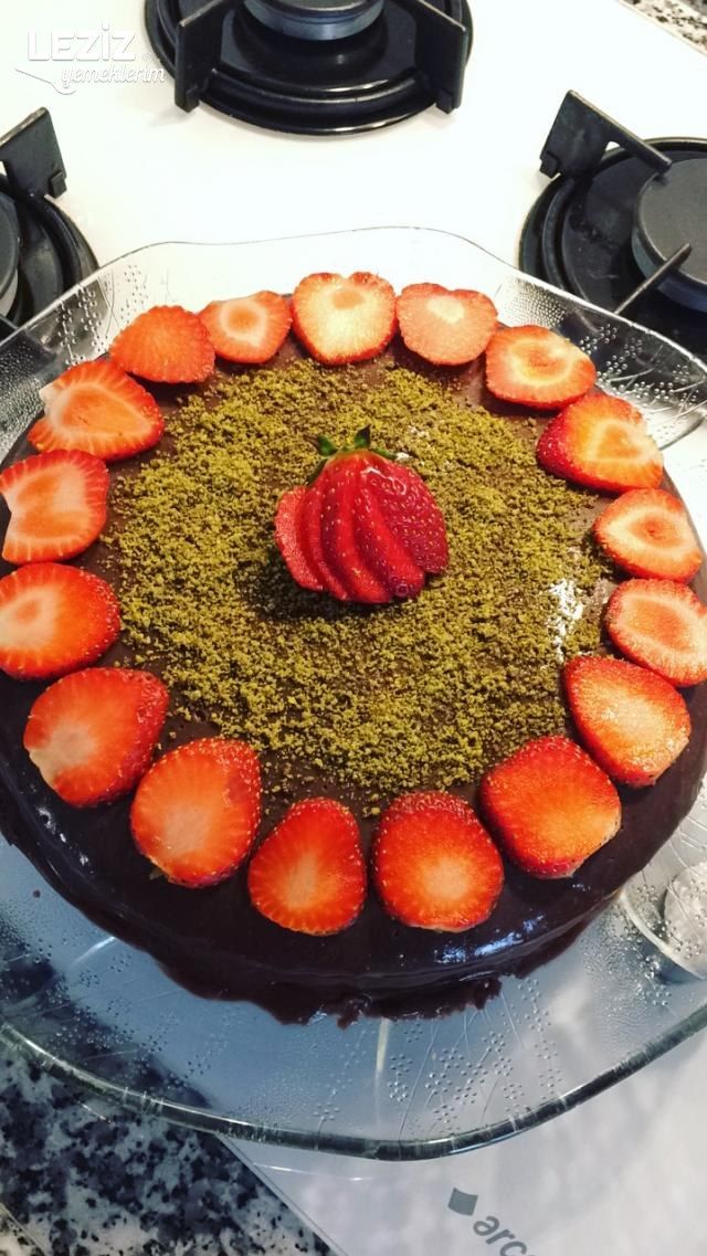 Kakaolu Çilekli Pasta