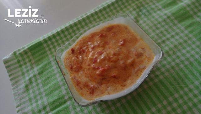 Yoğurtlu Kırmızı Biber Salatası Tarifi
