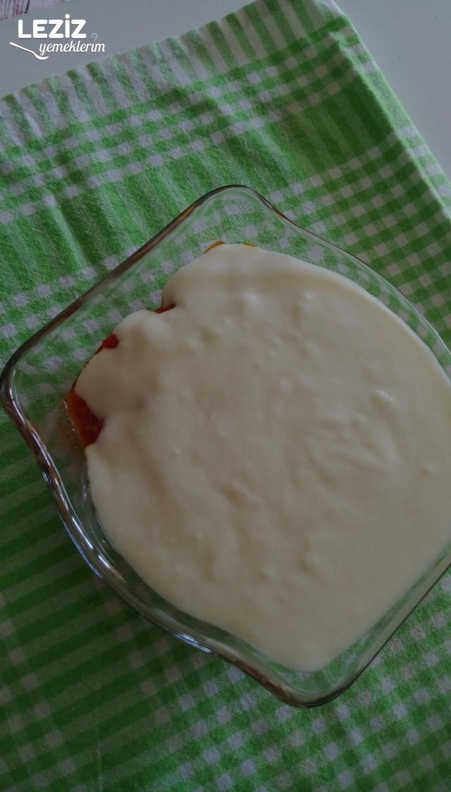 Yoğurtlu Kırmızı Biber Salatası Tarifi