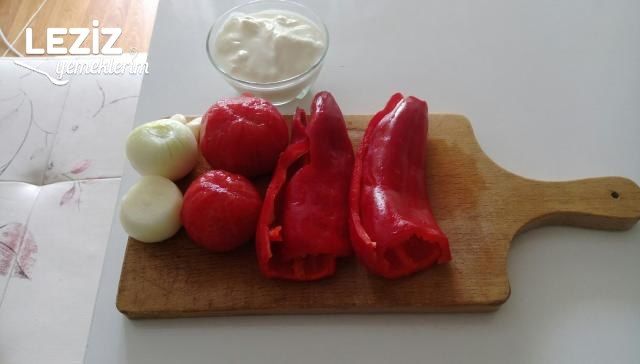 Yoğurtlu Kırmızı Biber Salatası Tarifi
