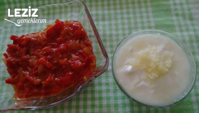 Yoğurtlu Kırmızı Biber Salatası Tarifi