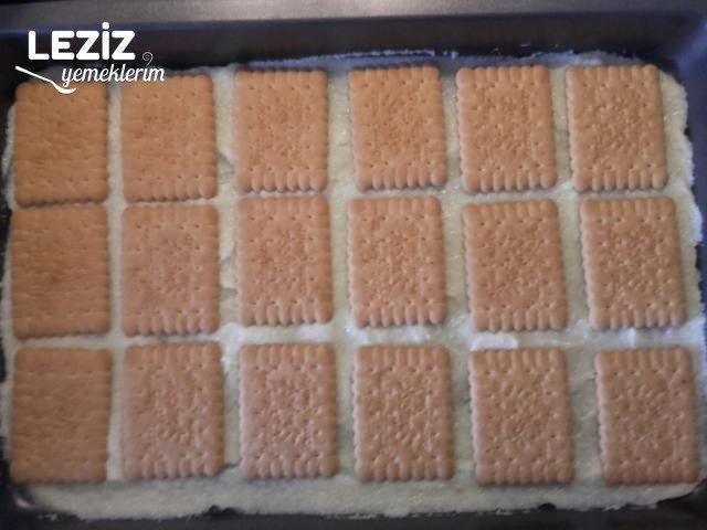 Bisküvili Sütlü İrmik Tatlısı Tarifi