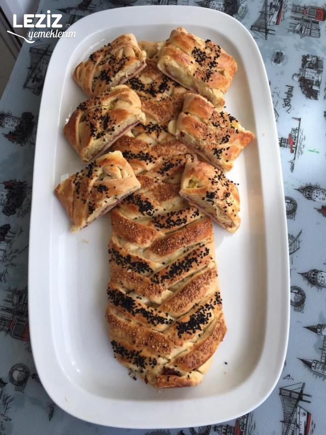 Saç Örgülü Pastırmalı Çörek