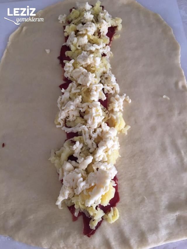 Saç Örgülü Pastırmalı Çörek