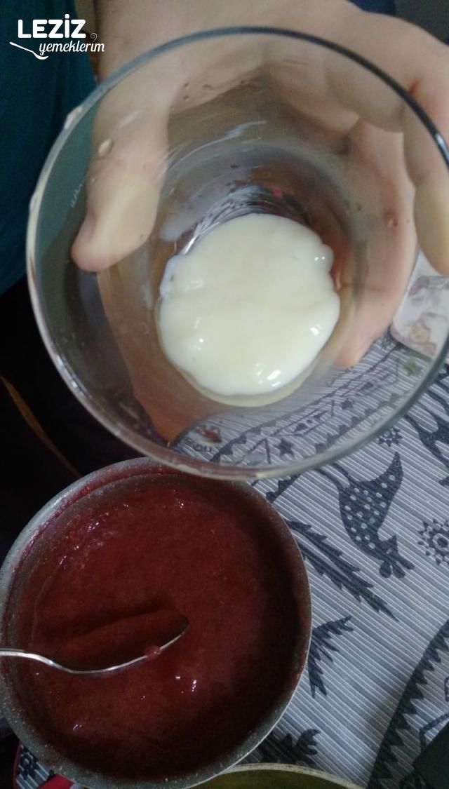Vişneli Kayısılı Renkli Puding