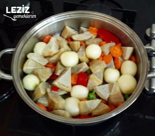 Arpacık Soğanlı Enginar Yemeği