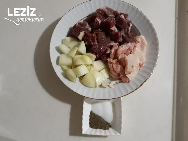 Pilav Eşliğinde Tas Kebabı