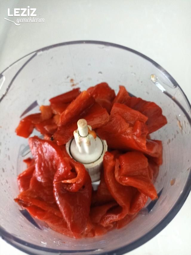 Nar Ekşili Közlenmiş Kırmızı Kapya Biberi Ezmesi