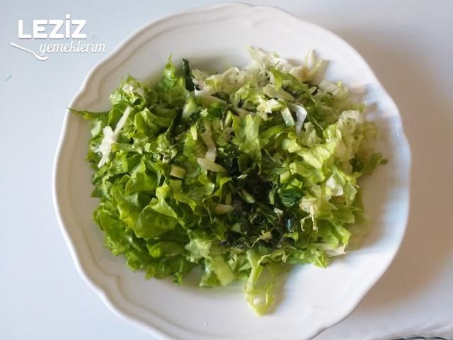 Yoğurtlu Marul Salatası
