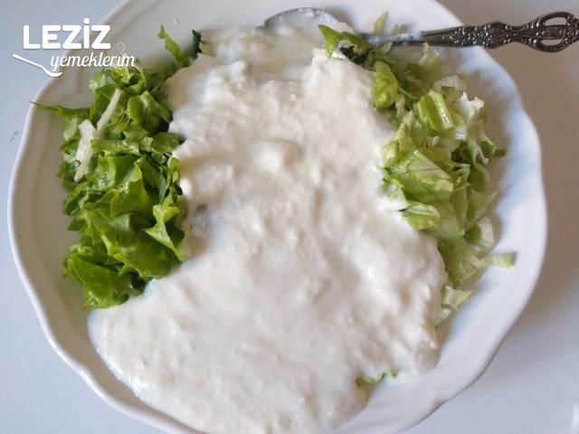 Yoğurtlu Marul Salatası