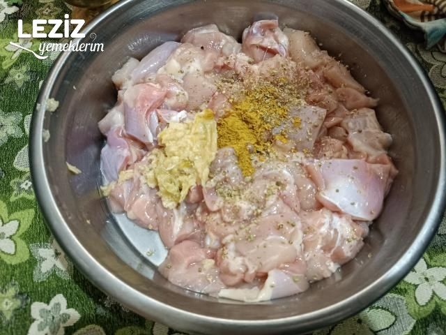 Fırında Çöp Şiş Tavuk Tarifi (Lokum Kıvamında)