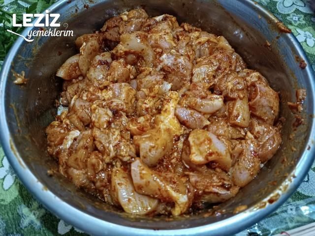 Fırında Çöp Şiş Tavuk Tarifi (Lokum Kıvamında)