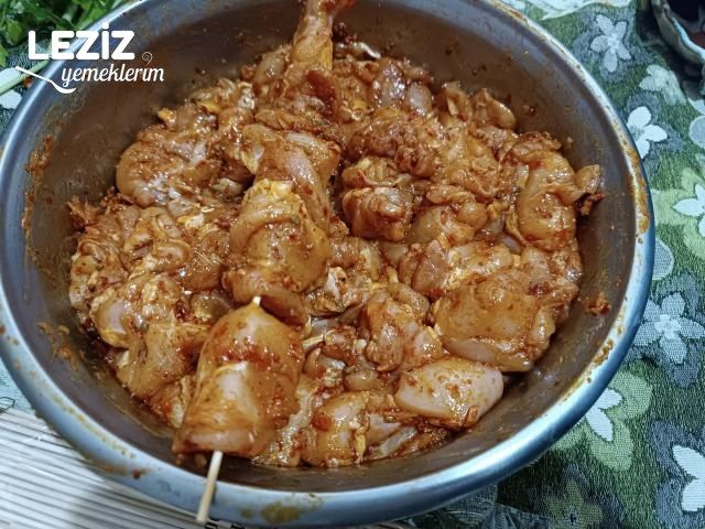 Fırında Çöp Şiş Tavuk Tarifi (Lokum Kıvamında)